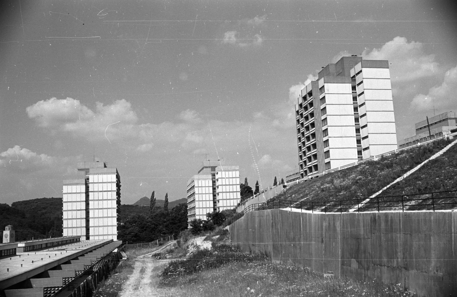 Hungary, Salgótarján, szemben az Arany János út épületei, jobbra a Kistarján út., 1980, Kriss Géza, Fortepan #192388