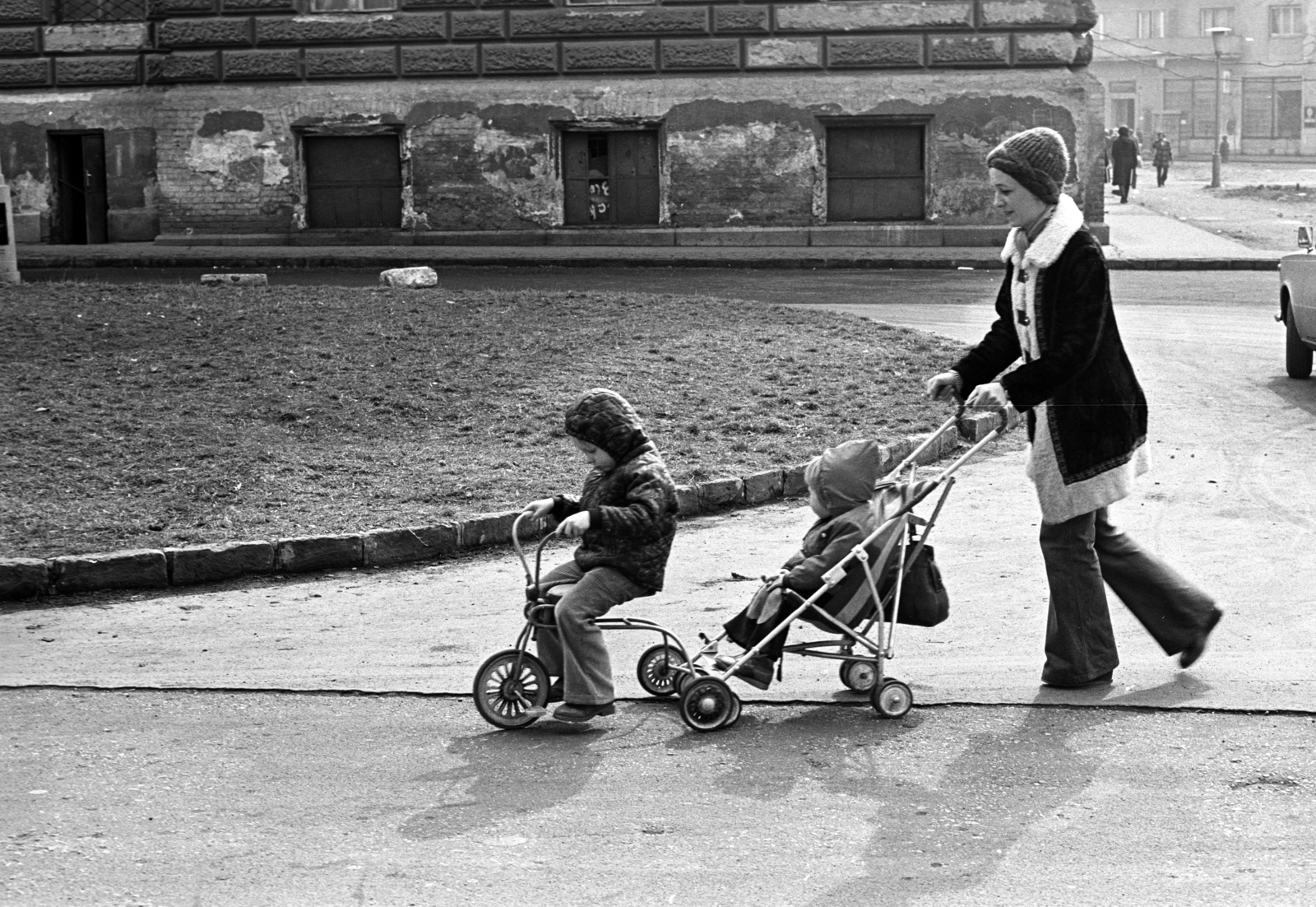 Hungary, Budapest VIII., Ludovika (Kun Béla) tér, jobbra a háttérben az Üllői út., 1979, Kriss Géza, Budapest, Fortepan #192398