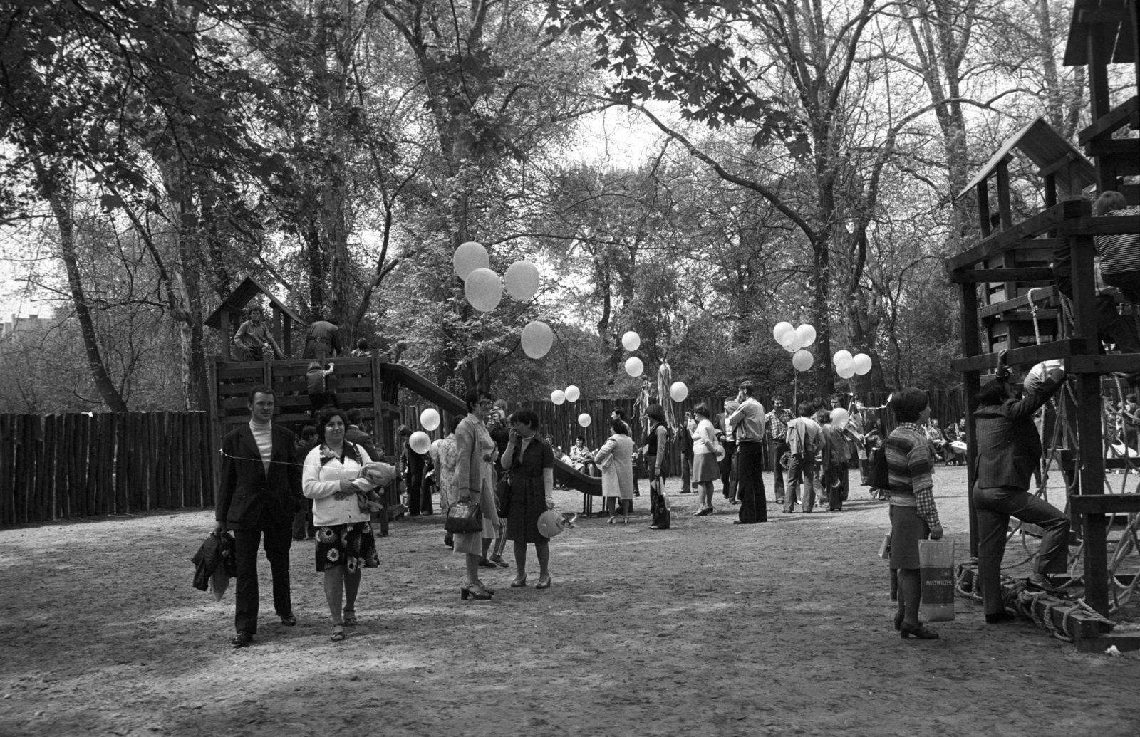 Magyarország, Városliget, Budapest XIV., játszótér., 1979, Kriss Géza, Budapest, léggömb, Fortepan #192402