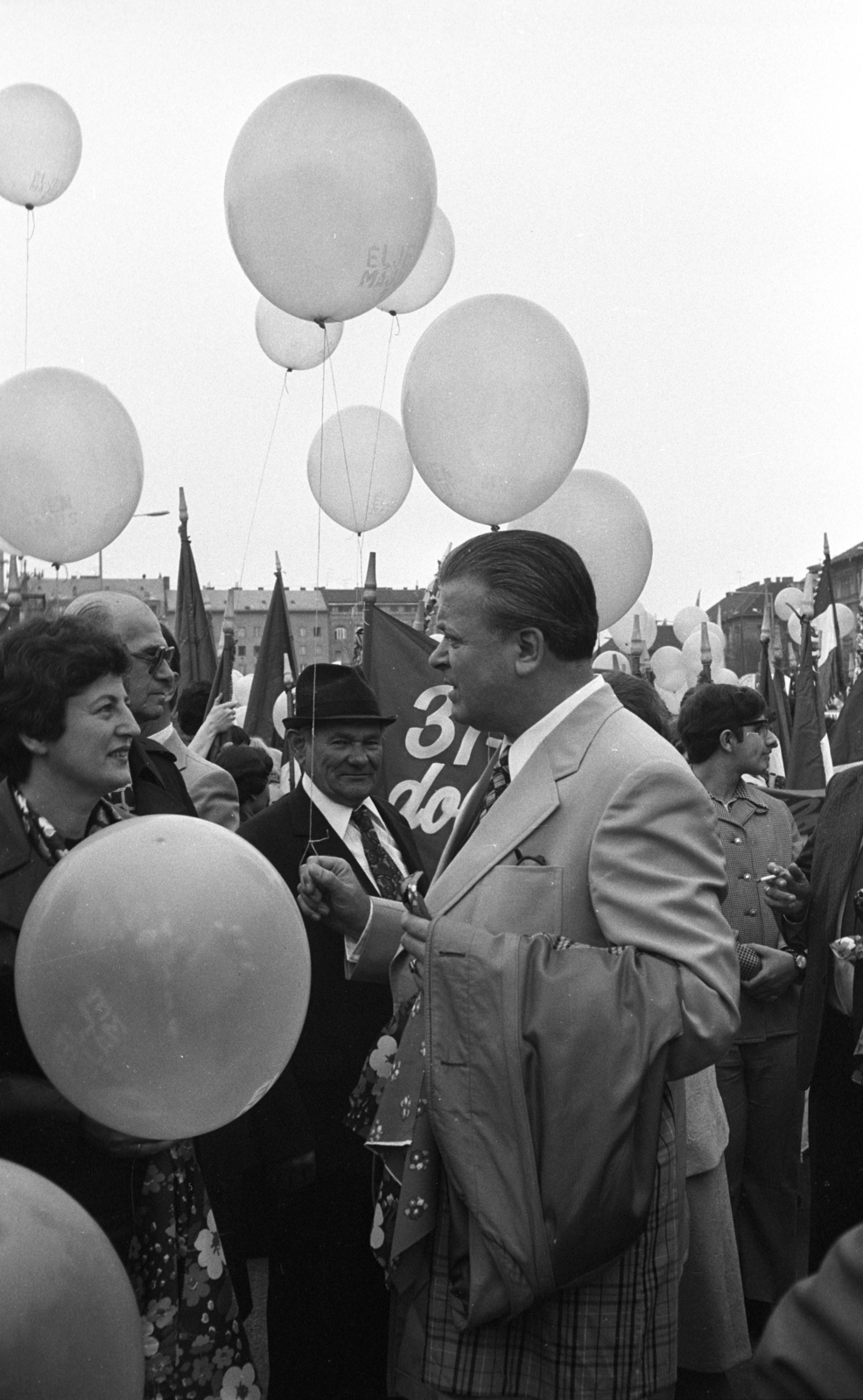 Hungary, Budapest XIV.,Budapest VII., Ötvenhatosok tere (Felvonulási tér), május 1-i felvonulás, háttérben az Ajtósi Dürer sor és a Dózsa György út épületei., 1975, Kriss Géza, Budapest, Fortepan #192405