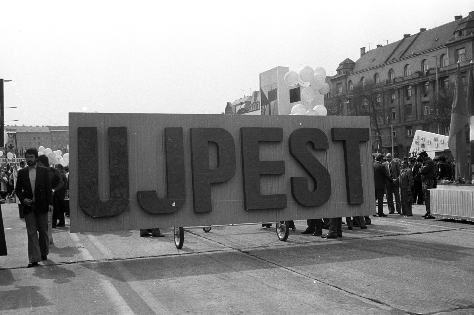 Hungary, Budapest XIV.,Budapest VII., Ötvenhatosok tere (Felvonulási tér), május 1-i felvonulás, háttérben az Ajtósi Dürer sor és a Dózsa György út épületei., 1975, Kriss Géza, Budapest, Fortepan #192408