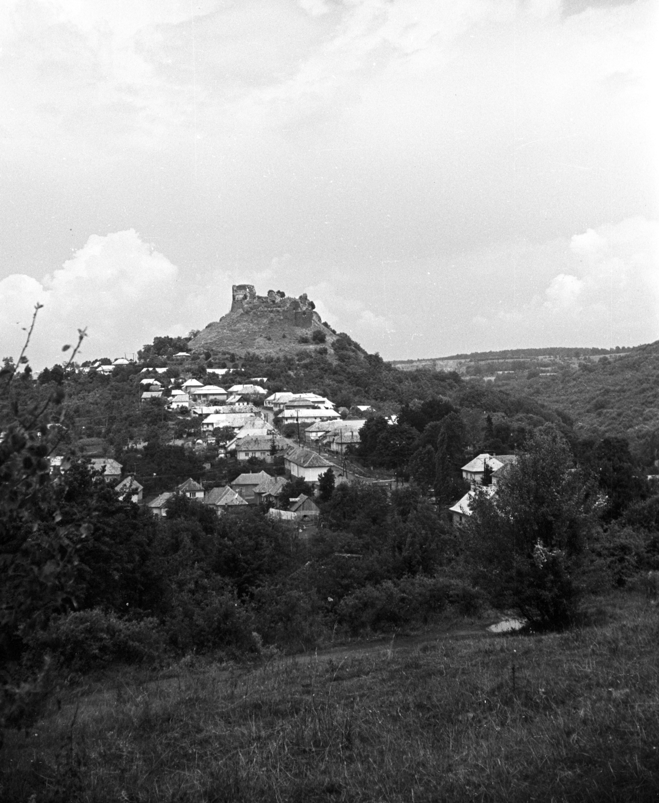 Hungary,Slovakia, Salgótarján, Somoskő városrész, háttérben a vár., 1979, Kriss Géza, Fortepan #192418