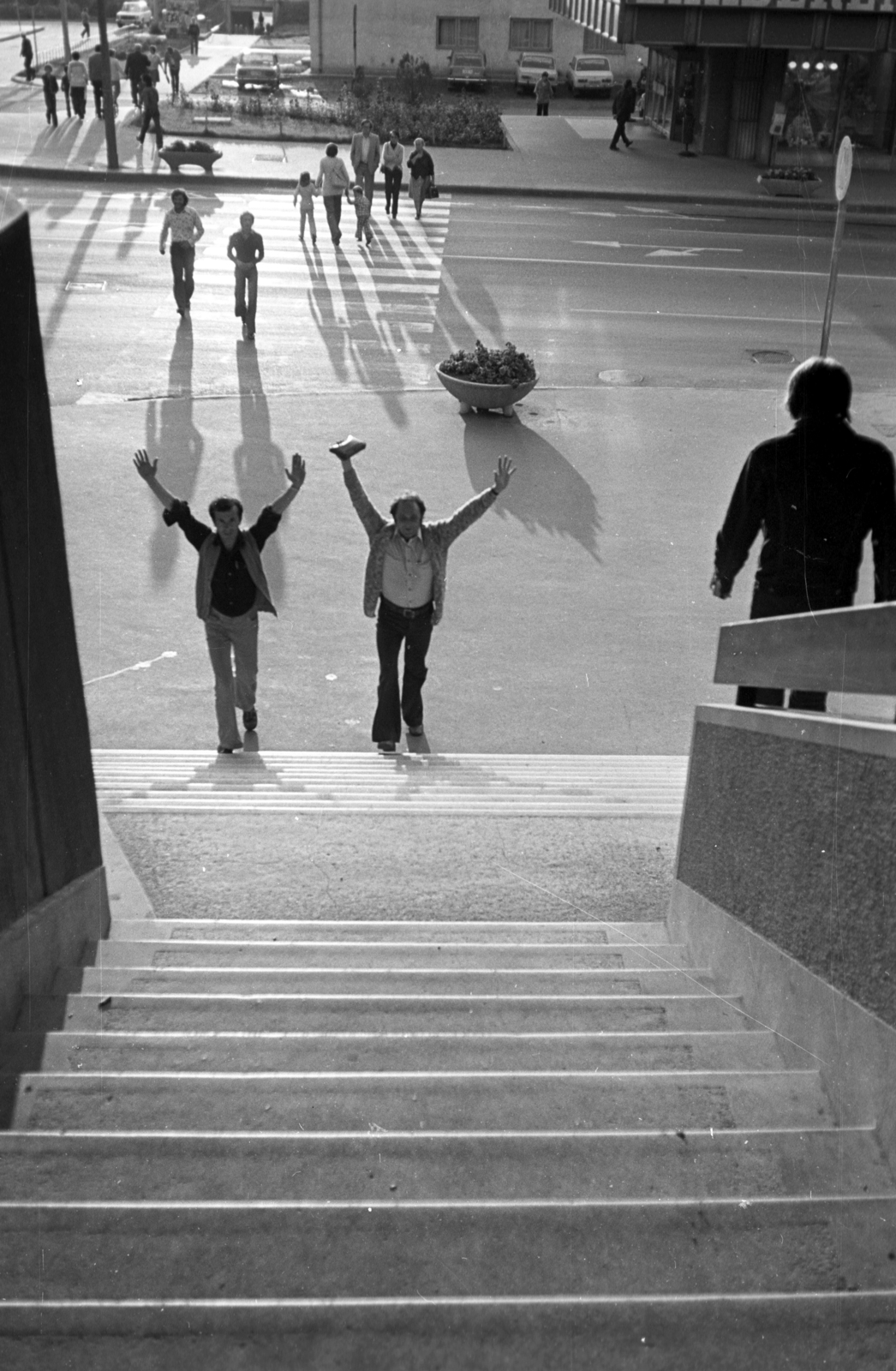 Hungary, Salgótarján, a Pécskő Áruház lépcsőjéről a Rákóczi út felé nézve, balra a háttérben az Erzsébet tér.
, 1979, Kriss Géza, crosswalk, Fortepan #192421