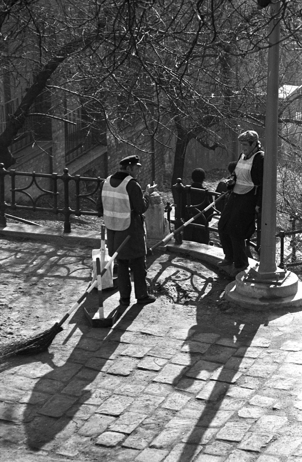 Magyarország, Budapest I., a Lovas út (Sziklai Sándor utca) a Gránit lépcső torkolatával szemben., 1979, Kriss Géza, Budapest, beszélgetés, pihenés, utcaseprő, Fortepan #192433