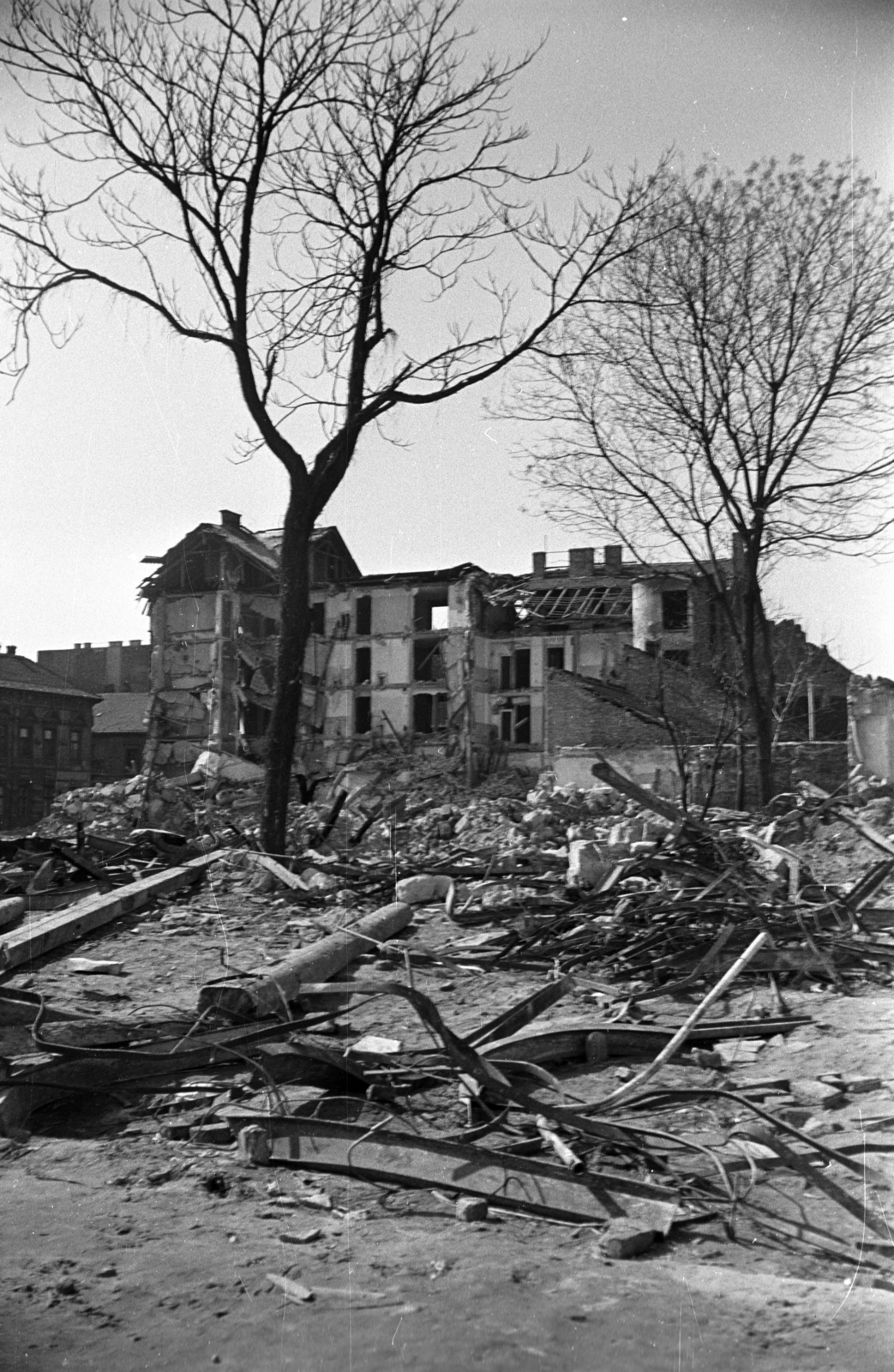 Magyarország, Budapest VIII., a Szigony utca - Leonardo da Vinci utca - Práter utca közötti bontási terület. Balszélen a Práter utca 45-ös számú ház látható., 1976, Kriss Géza, Budapest, Fortepan #192438