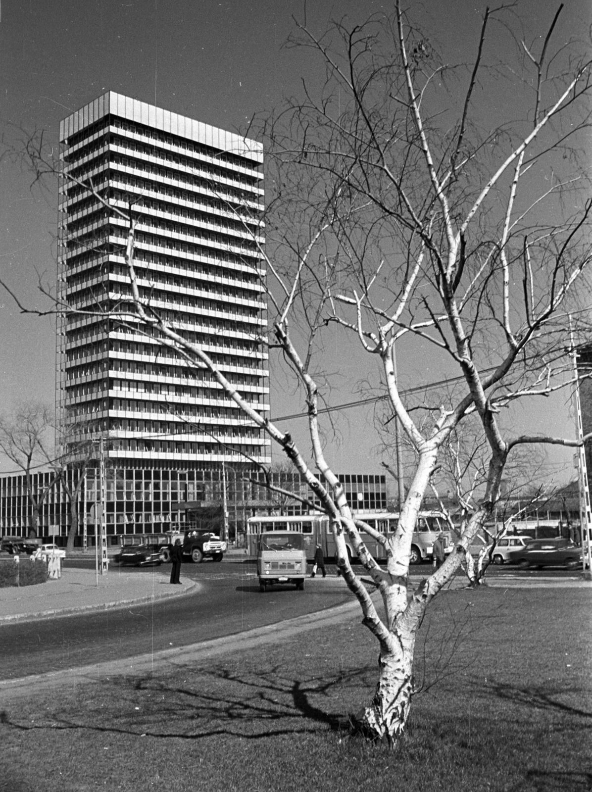 Hungary, Budapest XIII., Róbert Károly körút - a Váci út sarok, szemben a SZOT irodaház (később Nyugdíjfolyósító)., 1979, Kriss Géza, Budapest, Fortepan #192449