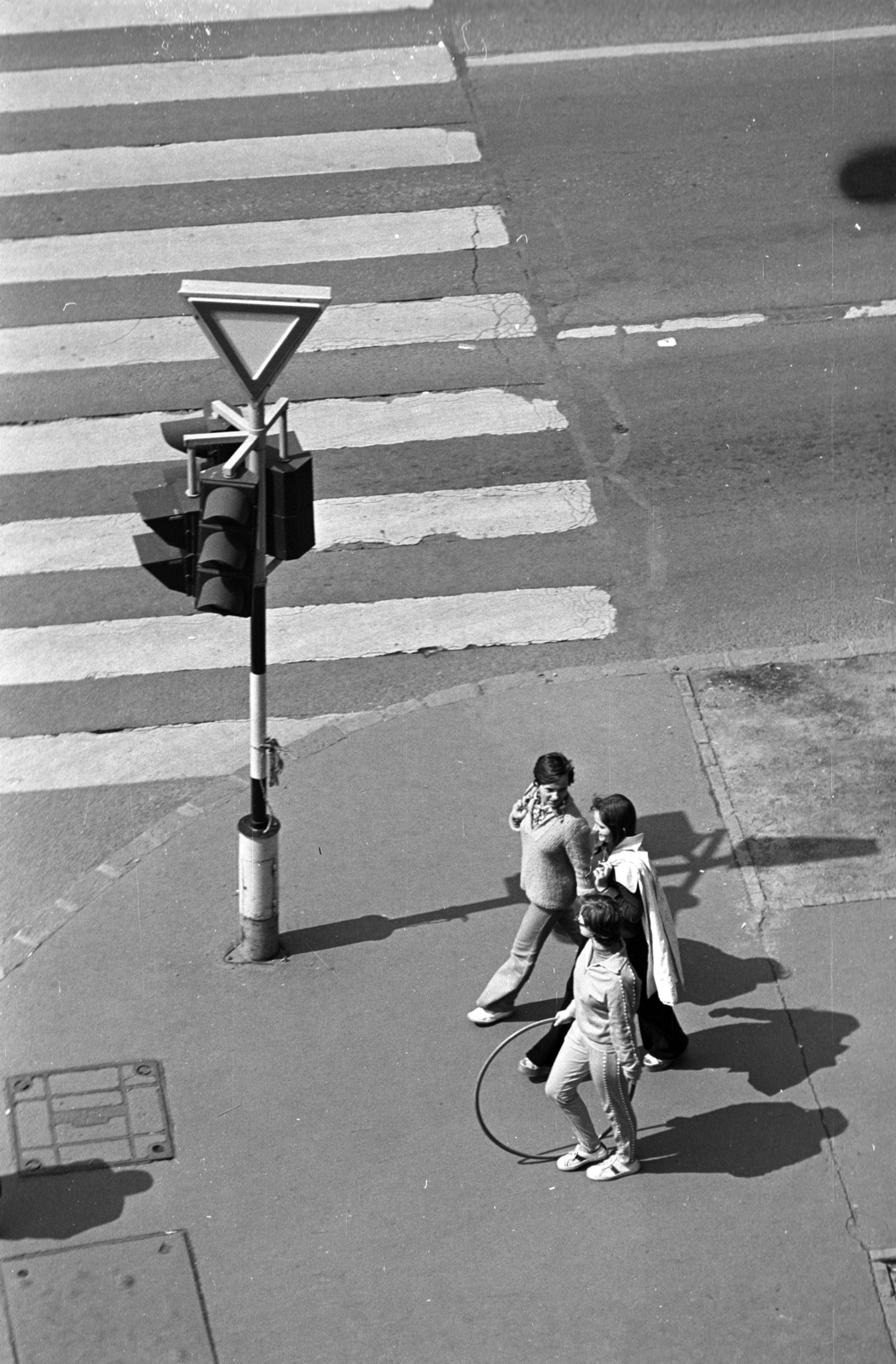 Hungary, Budapest VI., gyalogátkelőhely a Kodály körönd - Andrássy út (Népköztársaság útja) találkozásánál., 1979, Kriss Géza, Budapest, Fortepan #192455