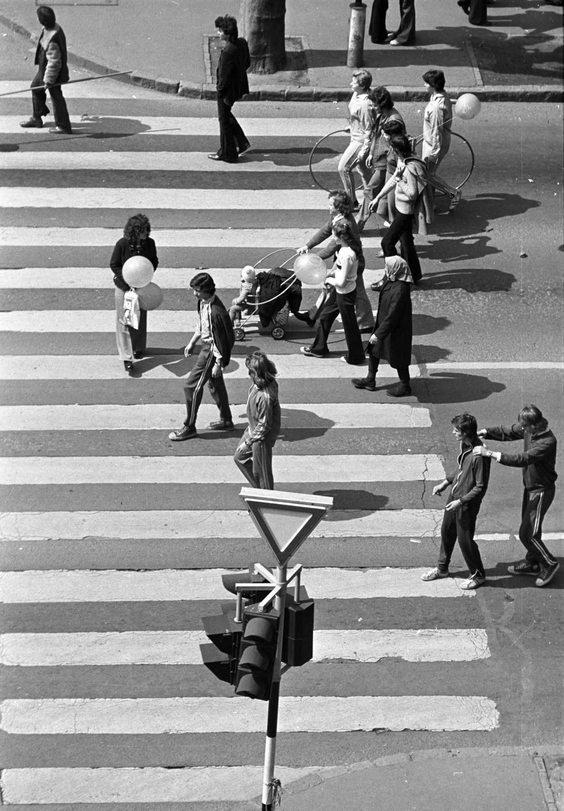 Hungary, Budapest VI., gyalogátkelőhely a Kodály körönd - Andrássy út (Népköztársaság útja) találkozásánál., 1979, Kriss Géza, Budapest, Fortepan #192456