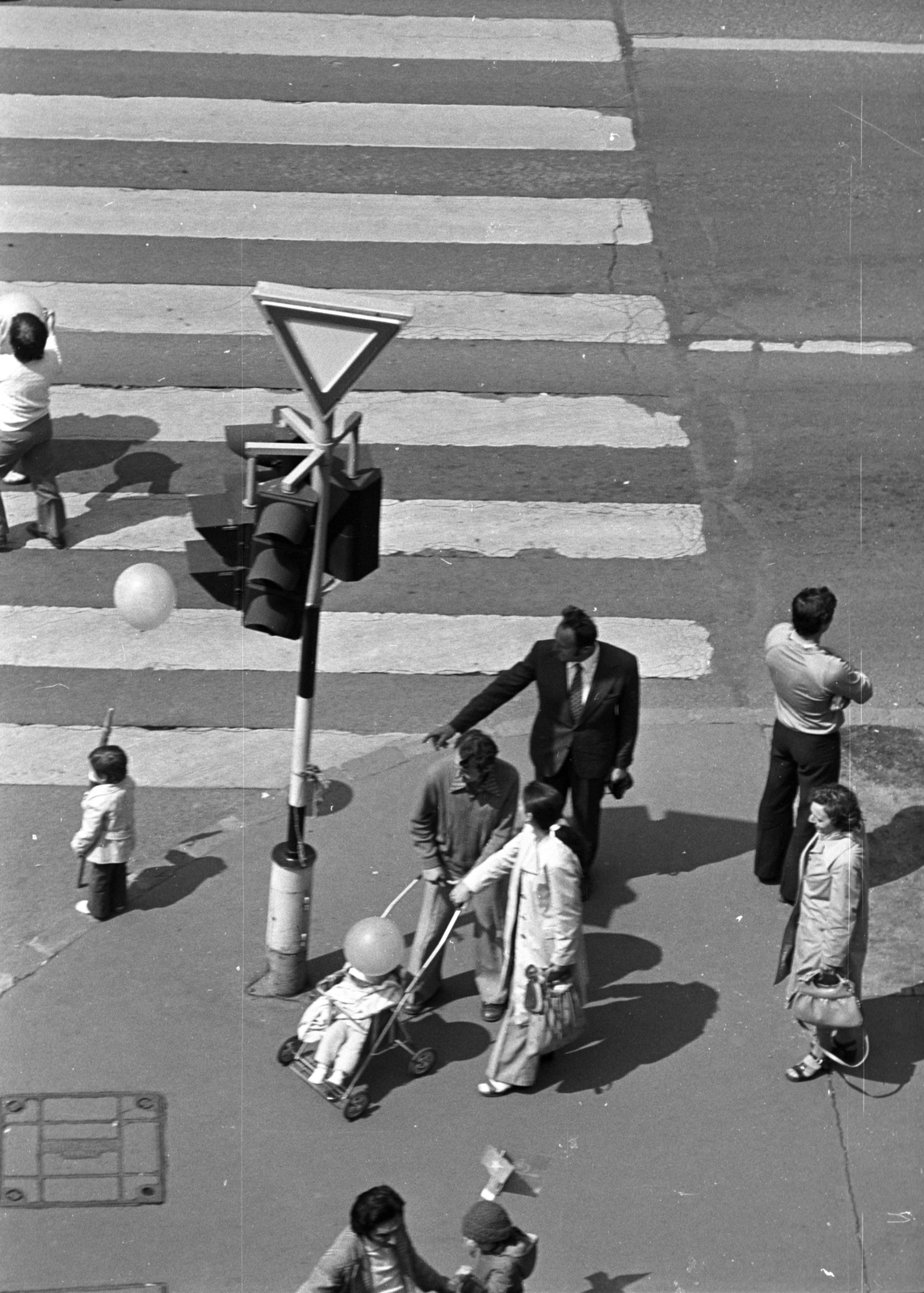 Hungary, Budapest VI., gyalogátkelőhely a Kodály körönd - Andrássy út (Népköztársaság útja) találkozásánál., 1979, Kriss Géza, Budapest, Fortepan #192459