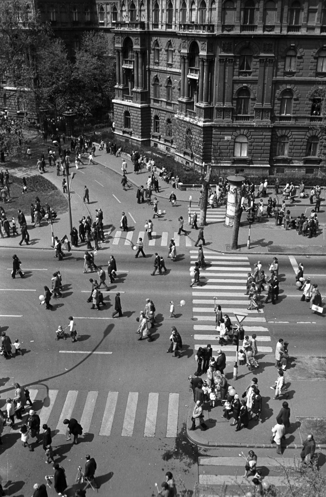 Hungary, Budapest VI., balra a Kodály körönd, jobbra az Andrássy út (Népköztársaság útja)., 1979, Kriss Géza, Budapest, Fortepan #192462