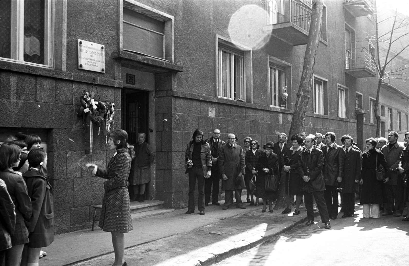 Hungary, Budapest III., Beszterce utca 25., Gelléri Andor Endre író emléktáblájának koszorúzása., 1979, Kriss Géza, Budapest, Fortepan #192464