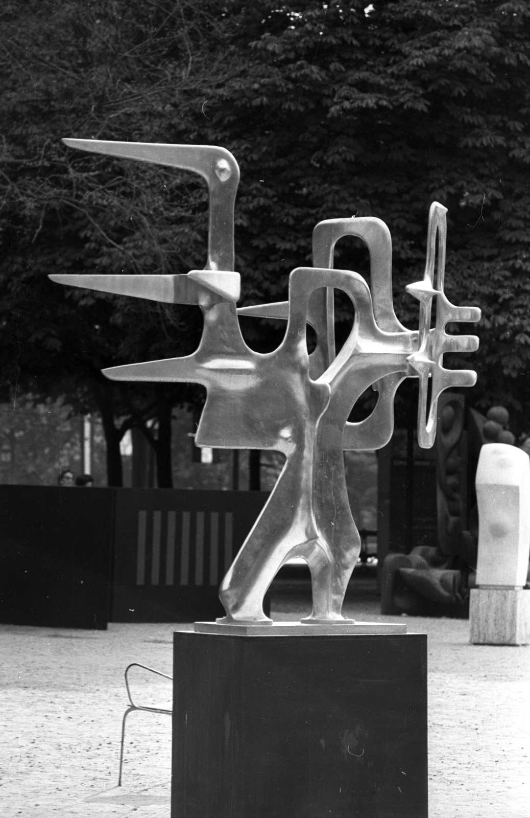 Franciaország, Párizs, Champs-Élysées kert (Jardin des Champs-Élysées), a Salon de la jeune sculpture című szoborkiállítás egyik műve., 1979, Kriss Géza, Fortepan #192487