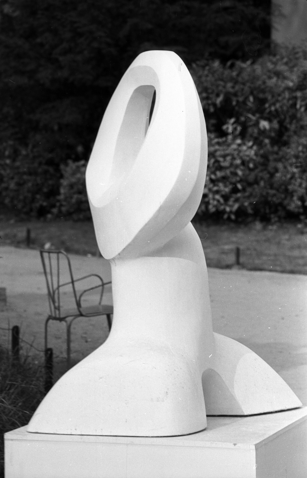 Franciaország, Párizs, Champs-Élysées kert (Jardin des Champs-Élysées), a Salon de la jeune sculpture című szoborkiállítás egyik műve., 1979, Kriss Géza, Fortepan #192489