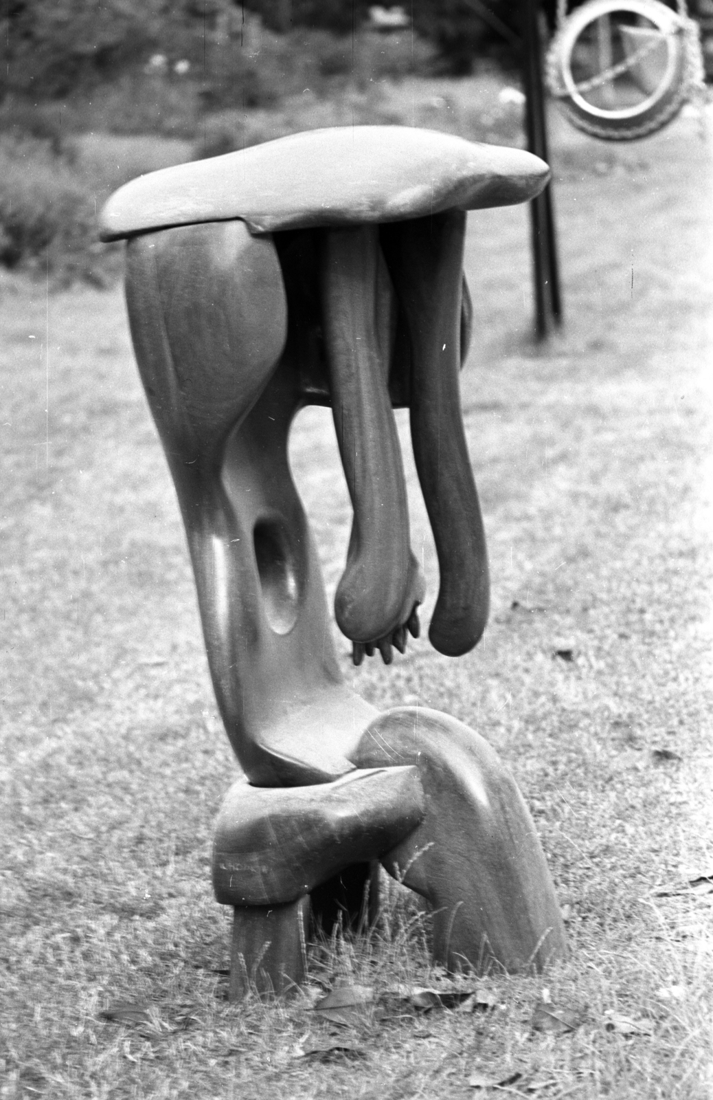 France, Paris, Champs-Élysées kert (Jardin des Champs-Élysées), a Salon de la jeune sculpture című szoborkiállítás egyik műve., 1979, Kriss Géza, Fortepan #192490