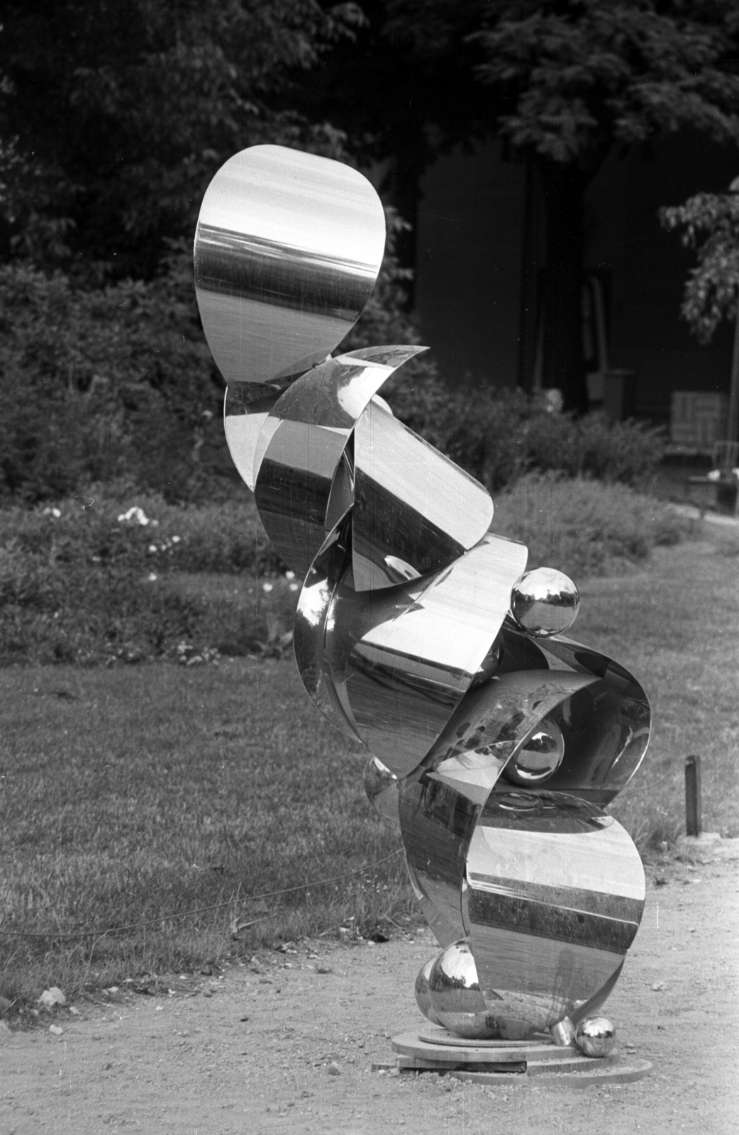 France, Paris, Champs-Élysées kert (Jardin des Champs-Élysées), a Salon de la jeune sculpture című szoborkiállítás egyik műve., 1979, Kriss Géza, Fortepan #192491