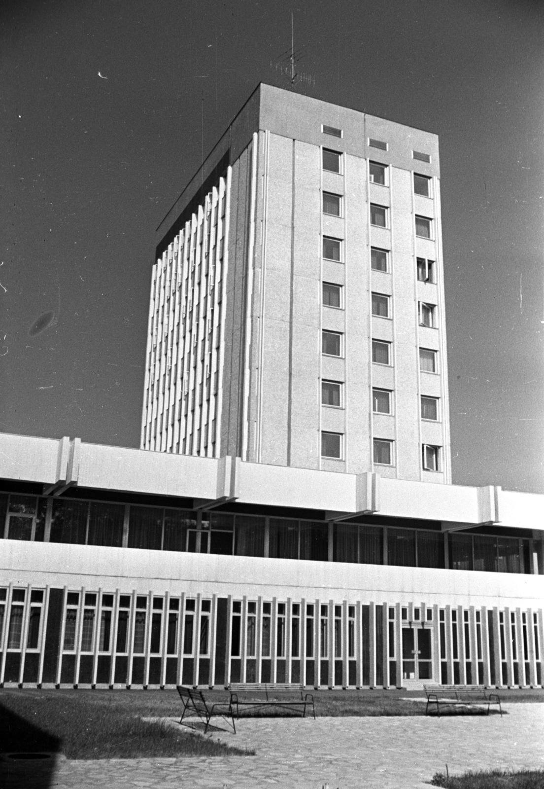 Hungary, Debrecen, a Liszt Ferenc Zeneművészeti Főiskola Zeneiskolai Tanárképző Intézete Debreceni Tagozata (később Debreceni Egyetem Zeneművészeti Kar) a Nagyerdei körút felől nézve., 1980, Kriss Géza, Fortepan #192509