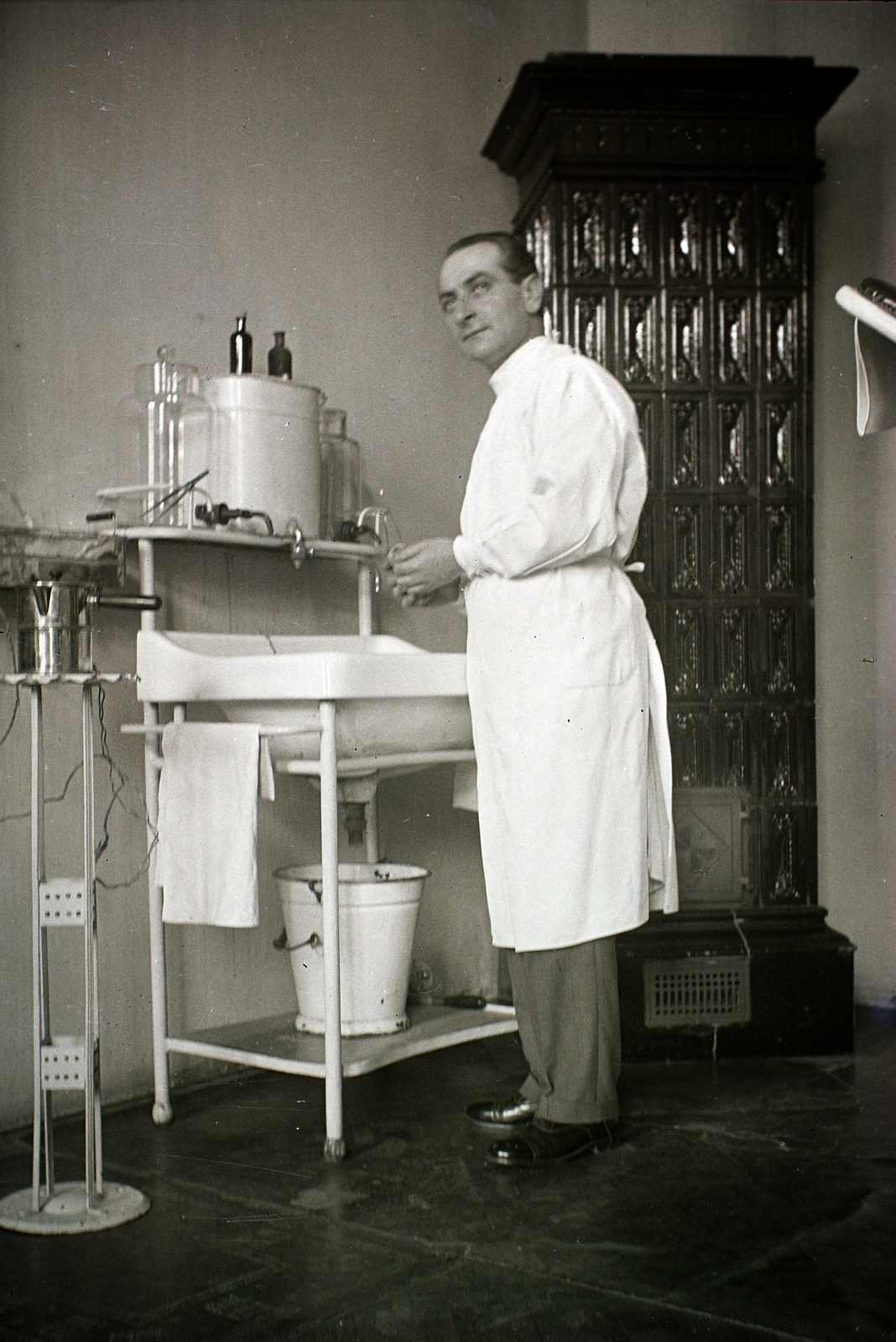 Hungary, Budapest VI., Teréz körút 18., 1936, Rothman család, tile stove, doctor, bucket, Budapest, washbasin, doctor's office, Fortepan #19252
