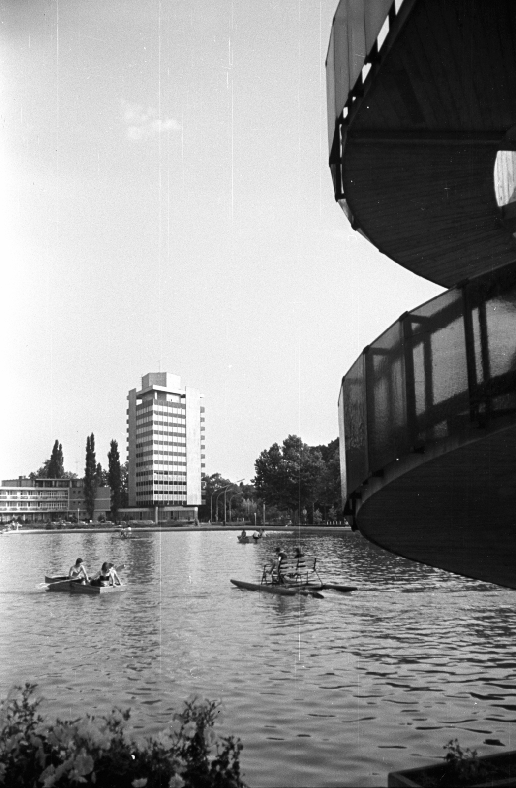 Hungary, Debrecen, nagyerdei csónakázótó, szemben a Hotel Nagyerdő., 1980, Kriss Géza, Fortepan #192520