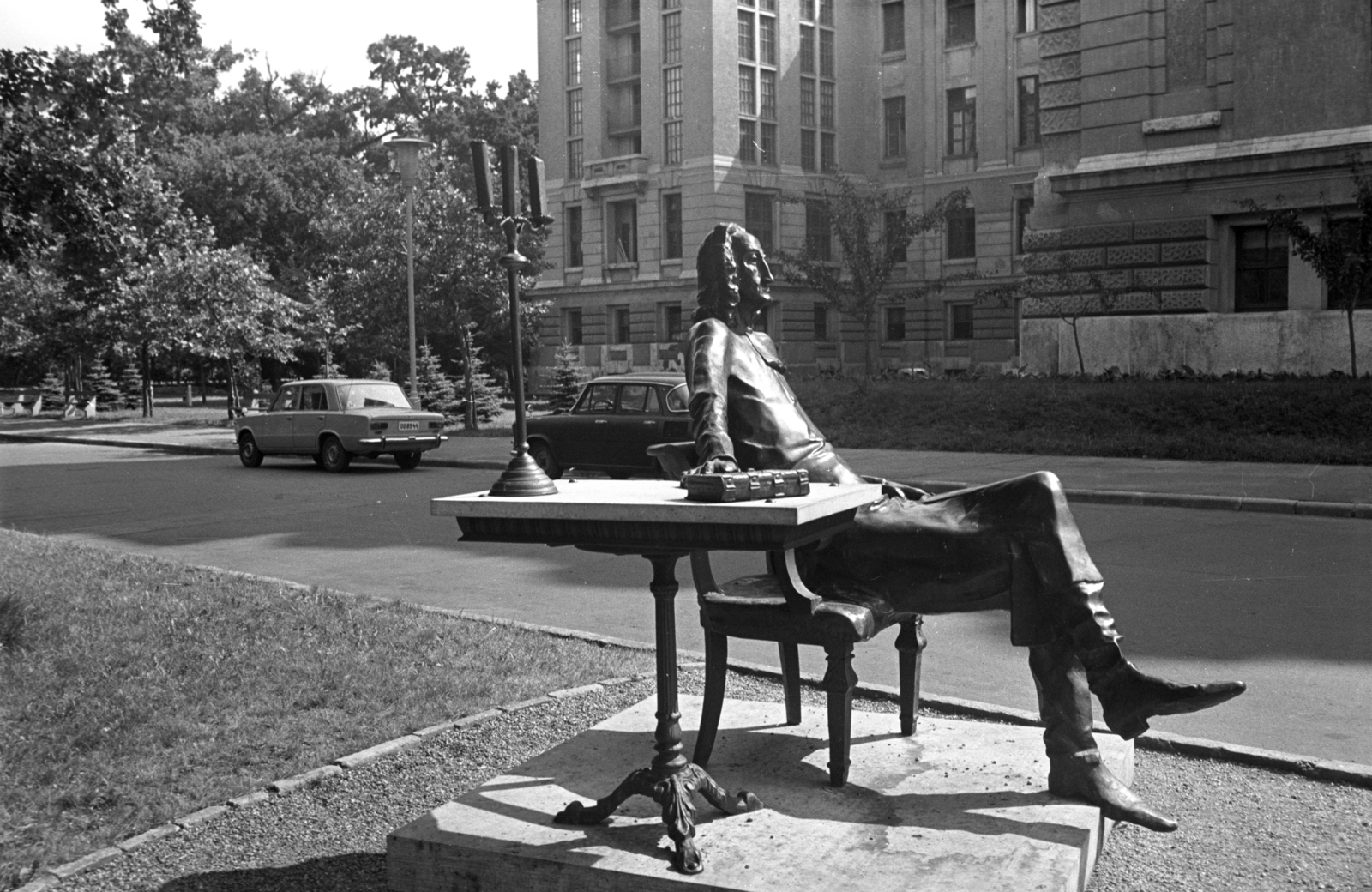 Magyarország, Debrecen, Egyetem tér, Varga Imre szobrászművész 1971-ben készült alkotása, a Professzor. A bronz alak Hatvani Istvánt a debreceni Kollégium híres polihisztor tanárát ábrázolja., 1980, Kriss Géza, Fortepan #192522