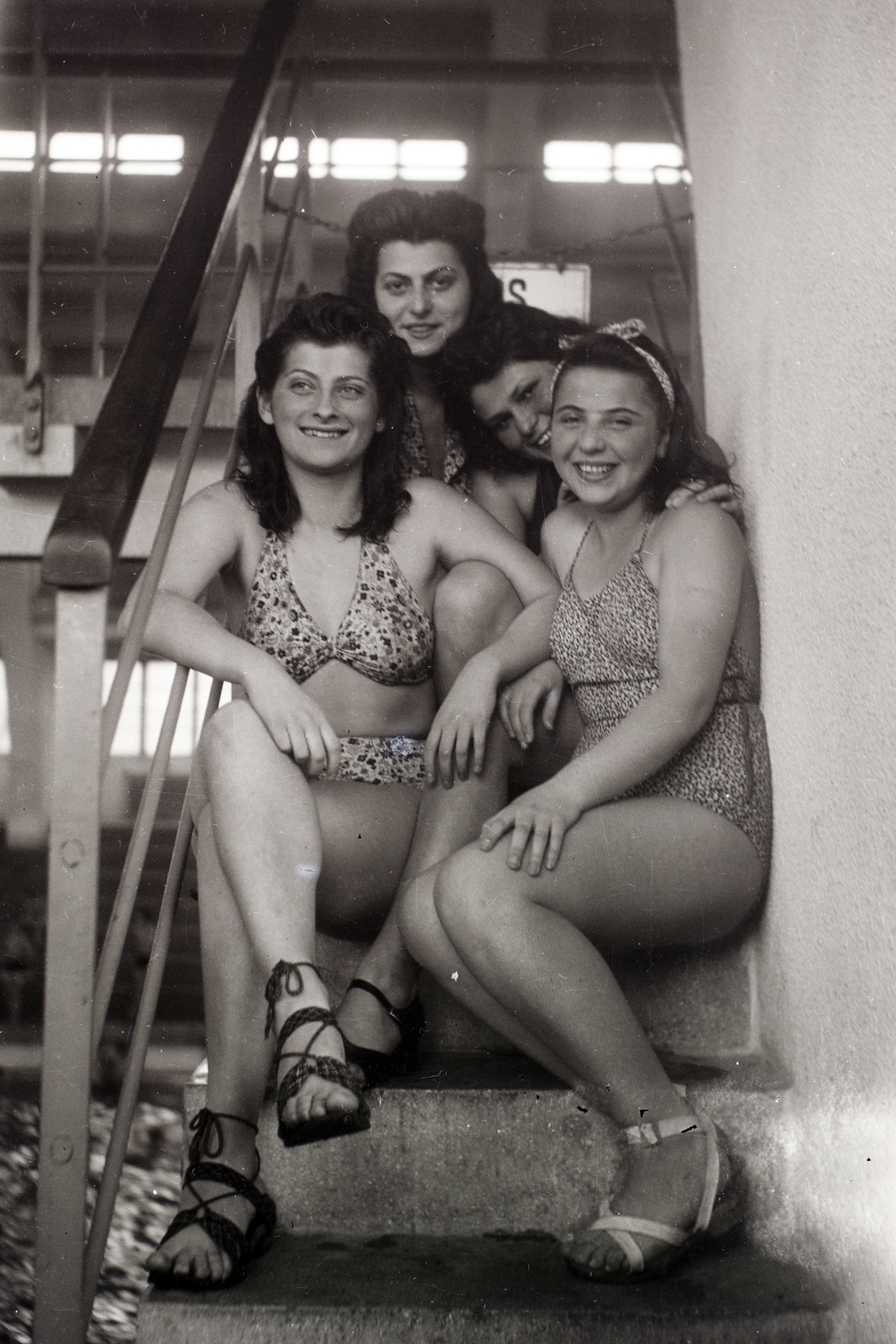 Hungary, Margit Islands, Budapest, Hajós Alfréd Nemzeti Sportuszoda., 1939, Rothman család, bathing suit, swimming pool, railing, tableau, women, stairs, leg over leg, sitting on stairs, Fortepan #19253
