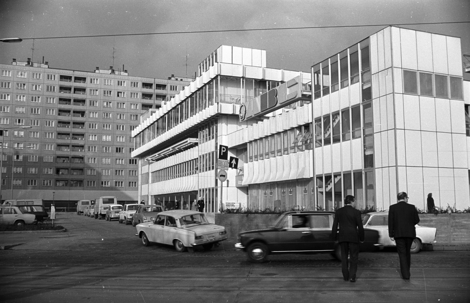 Magyarország, Óbuda, Budapest III., Flórián tér a Kórház utca felé nézve, jobbra a Flórián üzletközpont., 1980, Kriss Géza, Moszkvics-márka, Moszkvics 412, Budapest, Fortepan #192537