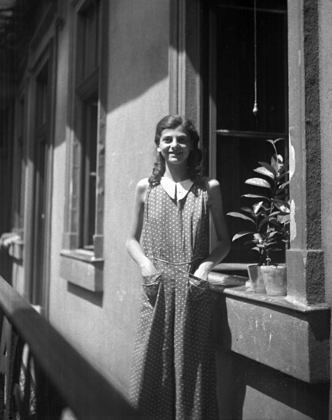 Hungary, Budapest VI., Teréz körút 18., 1937, Rothman család, courtyard balcony, Budapest, hands in pockets, Fortepan #19254