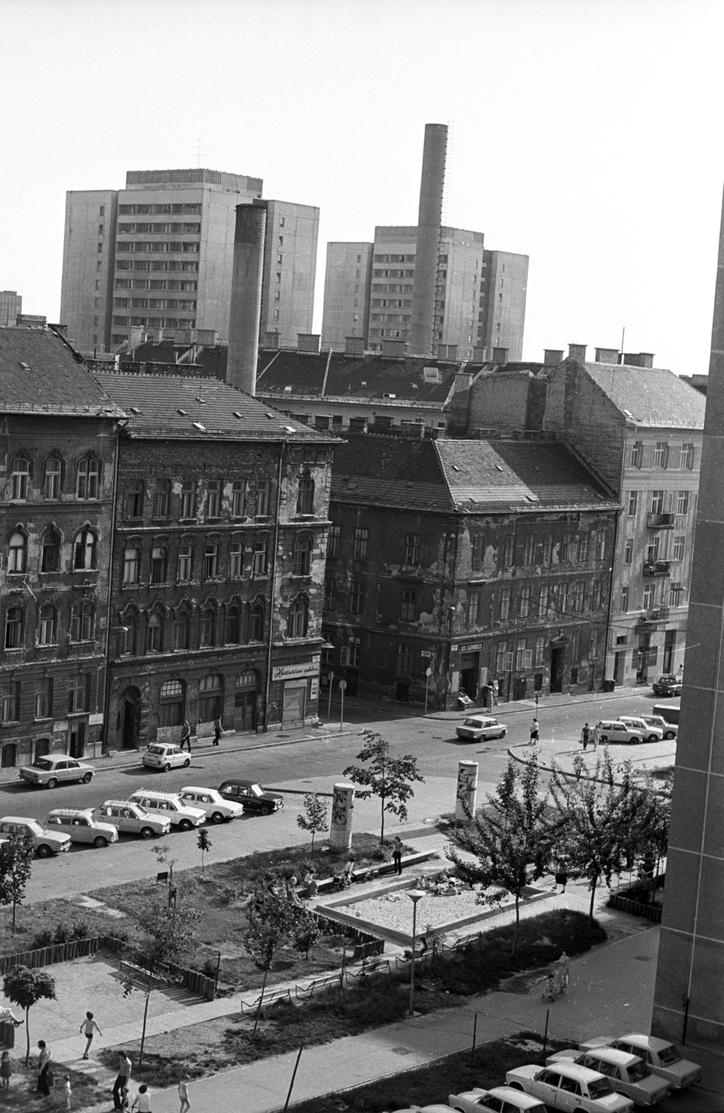 Hungary, Budapest VIII., kilátás a Práter utca 60. számú toronyházból a Füvészkert (Rusznyák István) utca torkolata felé., 1982, Kriss Géza, Budapest, Fortepan #192571
