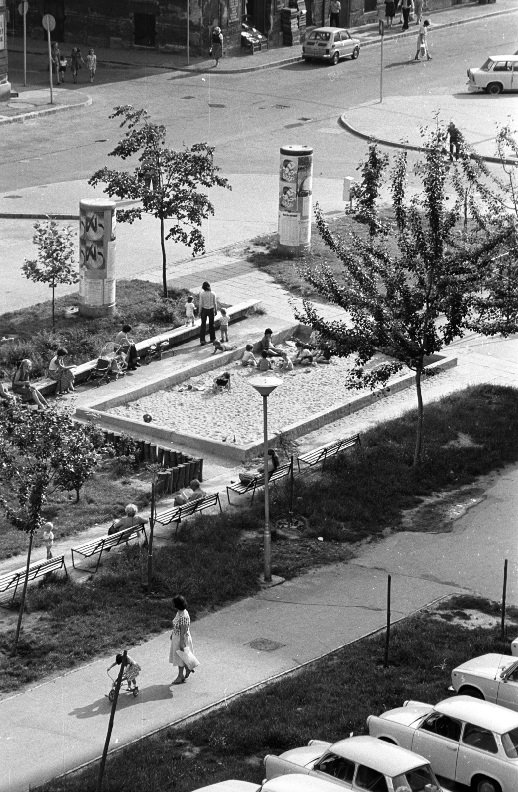 Hungary, Budapest VIII., kilátás a Práter utca 60. számú toronyházból a Füvészkert (Rusznyák István) utca torkolata felé., 1982, Kriss Géza, Budapest, Fortepan #192573