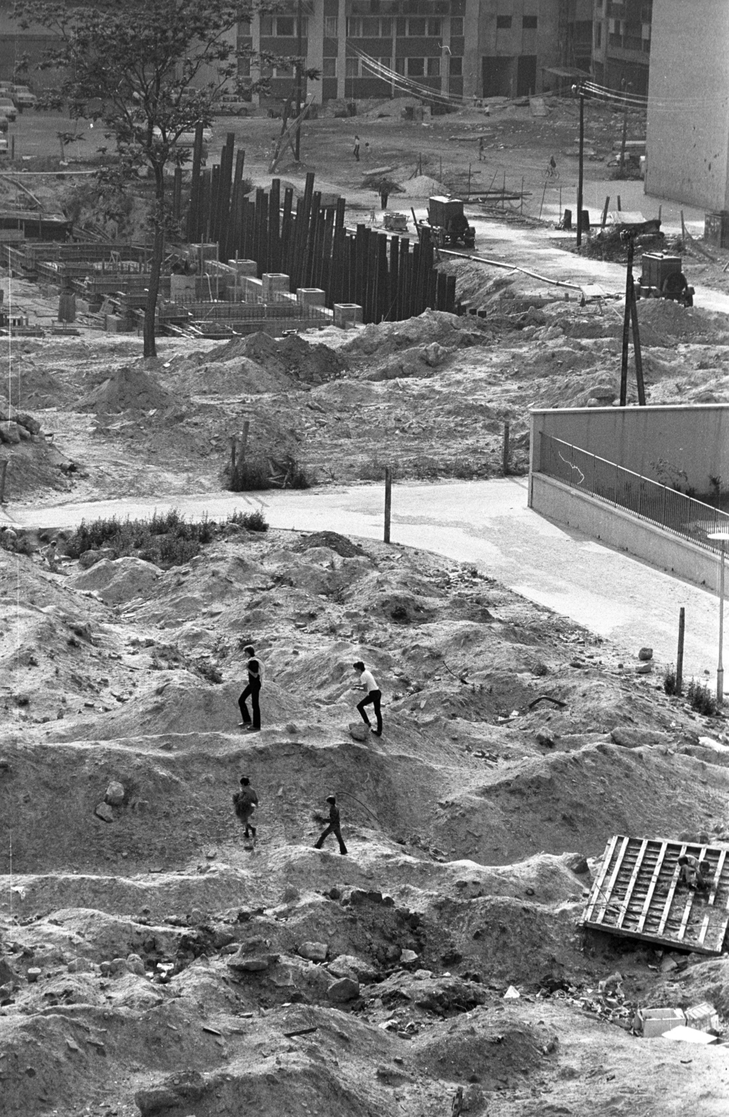 Hungary, Budapest VIII., kilátás a Práter utca 60. számú toronyházból a Losonci térre, háttérben a Józsefvárosi Lakótelepi Általános Iskola (később Losonci téri Általános Iskola) építkezése., 1982, Kriss Géza, Budapest, Fortepan #192581