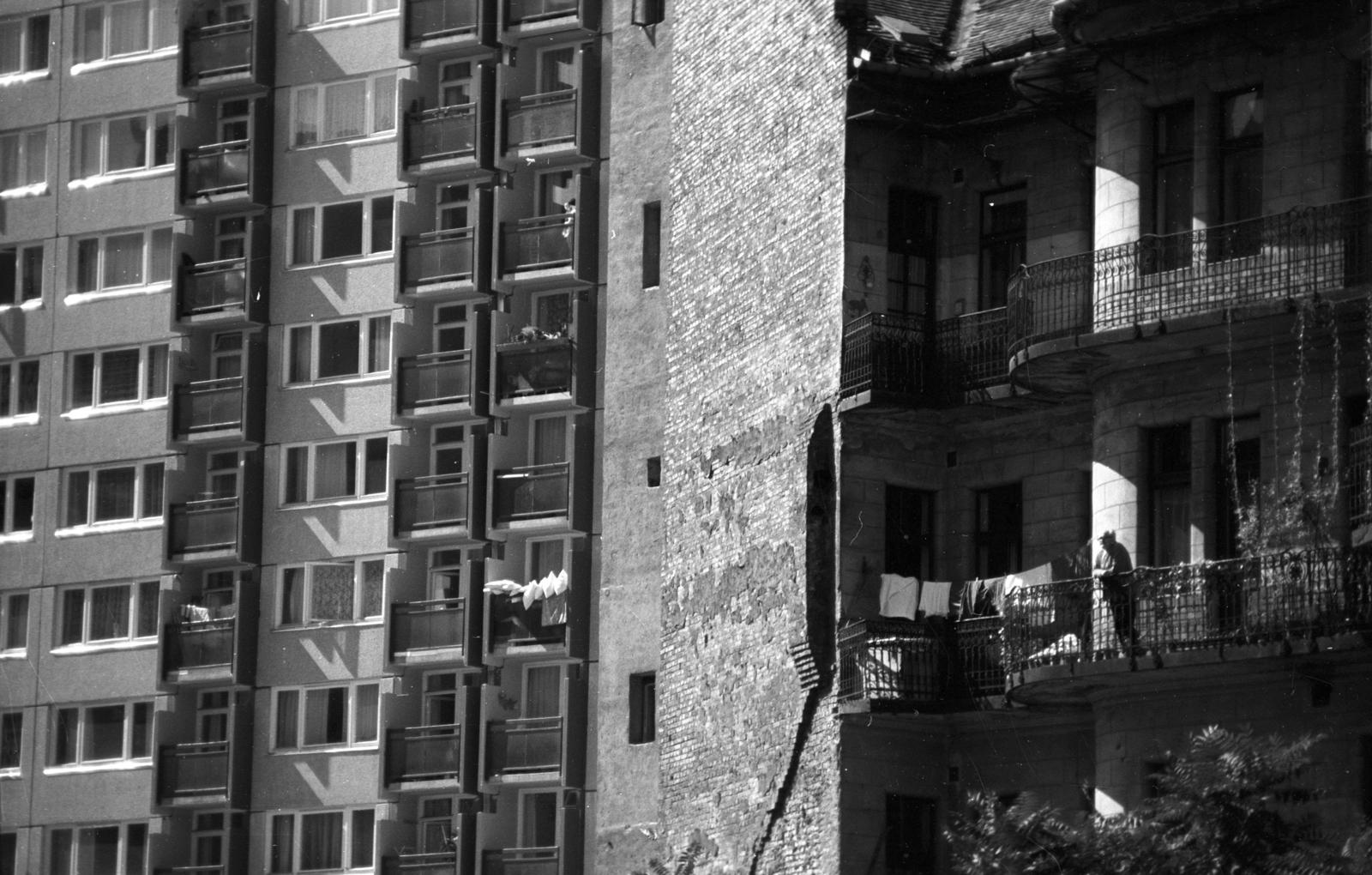 Hungary, Budapest VIII., Szigony utca 3. és 1. számú panelház, jobbra a Baross utca 89. számú ház udvar felőli oldala., 1980, Kriss Géza, Budapest, Fortepan #192597