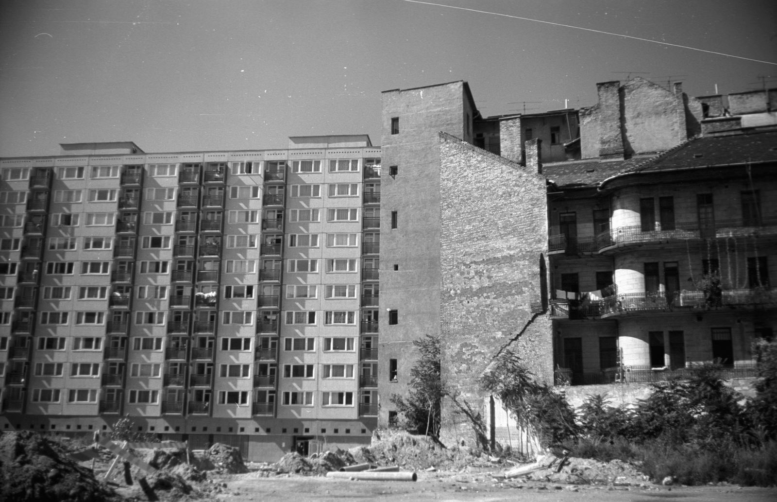 Hungary, Budapest VIII., Szigony utca 3. és 1. számú panelház, jobbra a Baross utca 89. számú ház udvar felőli oldala., 1980, Kriss Géza, Budapest, Fortepan #192599