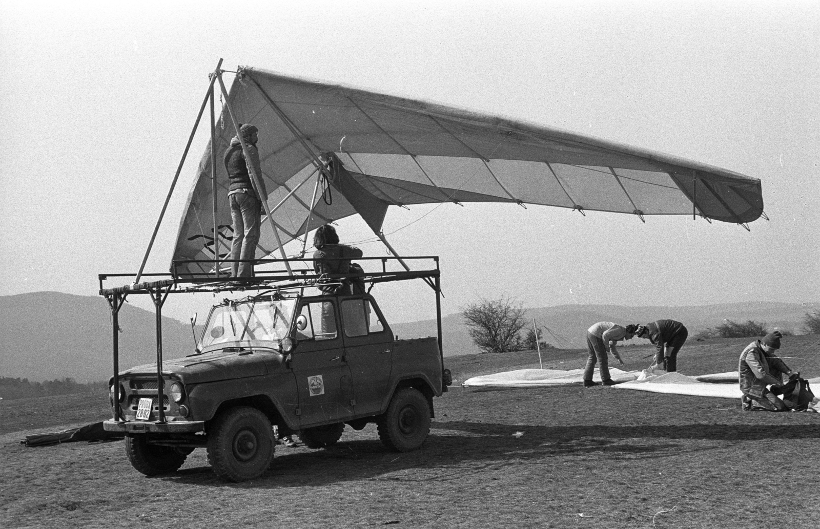 Hungary, Hármashatárhegy Airport, Budapest II., 1981, Kriss Géza, UAZ-brand, hang-glider, Budapest, Fortepan #192662