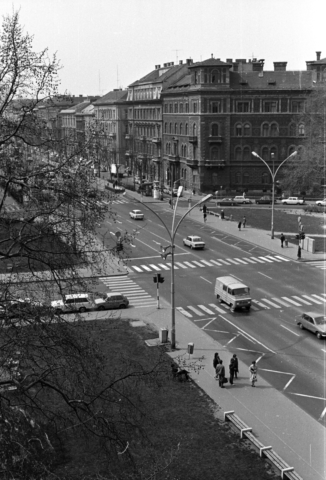 Hungary, Budapest VI., Andrássy út (Népköztársaság útja) a Kodály köröndnél az Oktogon (November 7. tér) felé nézve., 1983, Kriss Géza, Budapest, Fortepan #192668