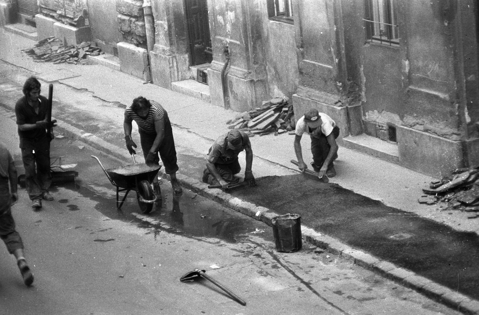 Magyarország, Budapest VIII., aszfaltozás a Práter utca 37. és 39. számú ház előtt, a felvétel a 34. számú házból készült., 1981, Kriss Géza, Budapest, Fortepan #192674