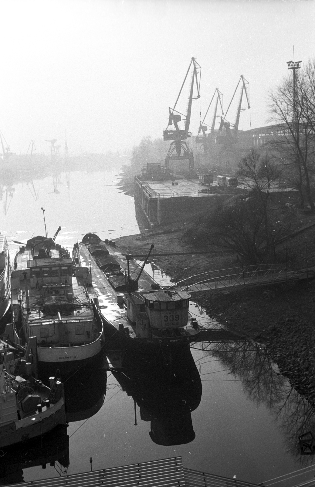 Magyarország, Budapest XIII., az Újpesti-öböl az Újpesti vasúti hídról nézve. Jobbra a Népszigeten a Ganz Hajó- és Darugyár., 1982, Kriss Géza, Budapest, Fortepan #192679