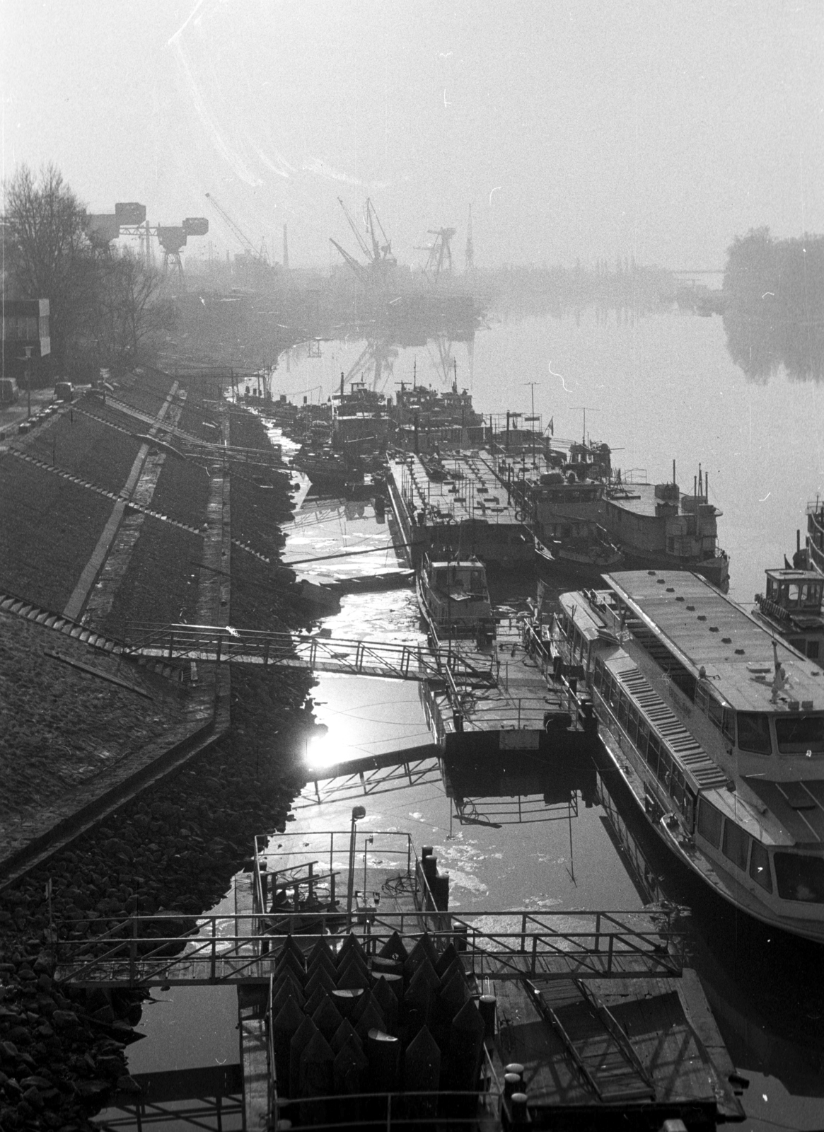 Hungary, Budapest XIII., az Újpesti-öböl az Újpesti vasúti hídról nézve. Balra a Magyar Hajó- és Darugyár Angyalföldi Gyáregysége., 1982, Kriss Géza, Budapest, Fortepan #192680