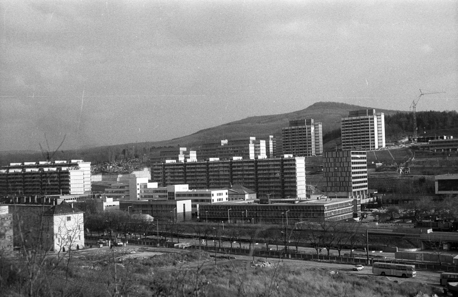 Magyarország, Salgótarján, kilátás a Kálvária-domb felől a városközpontra, jobb szélen a Fő tér., 1983, Kriss Géza, Fortepan #192686