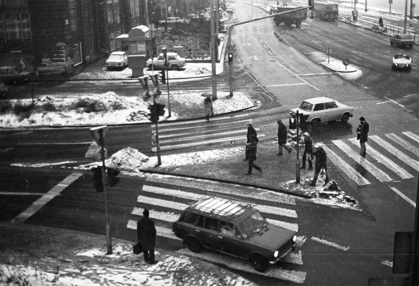 Hungary, Budapest V., a Március 15. tér - Belgrád rakpart sarok, az Erzsébet hídról nézve., 1982, Kriss Géza, Budapest, Fortepan #192692