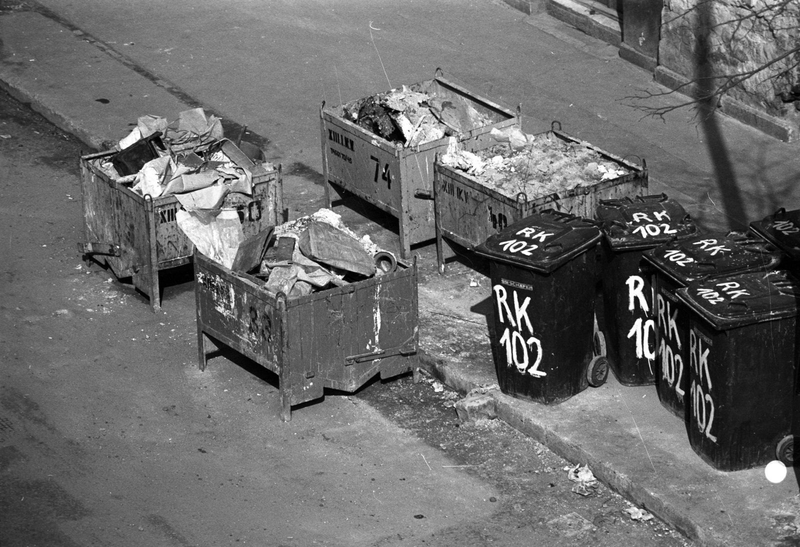 Magyarország, Budapest XIII., a felvétel a Róbert Károly körút 102. számú ház előtt készült., 1982, Kriss Géza, Budapest, kuka, konténer, Fortepan #192693