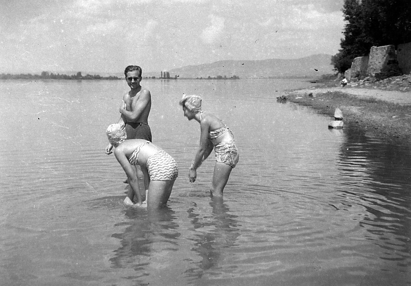 Hungary, Göd, strandfürdő., 1943, Fortepan, beach, bathing suit, women, bathing, picture, shades, man, Danube, Fortepan #1927