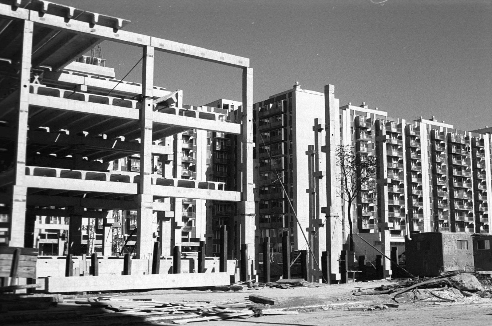 Magyarország, Budapest VIII., Losonci tér, a Józsefvárosi Lakótelepi Általános Iskola (később Losonci téri Általános Iskola) építkezése., 1982, Kriss Géza, Budapest, Fortepan #192704