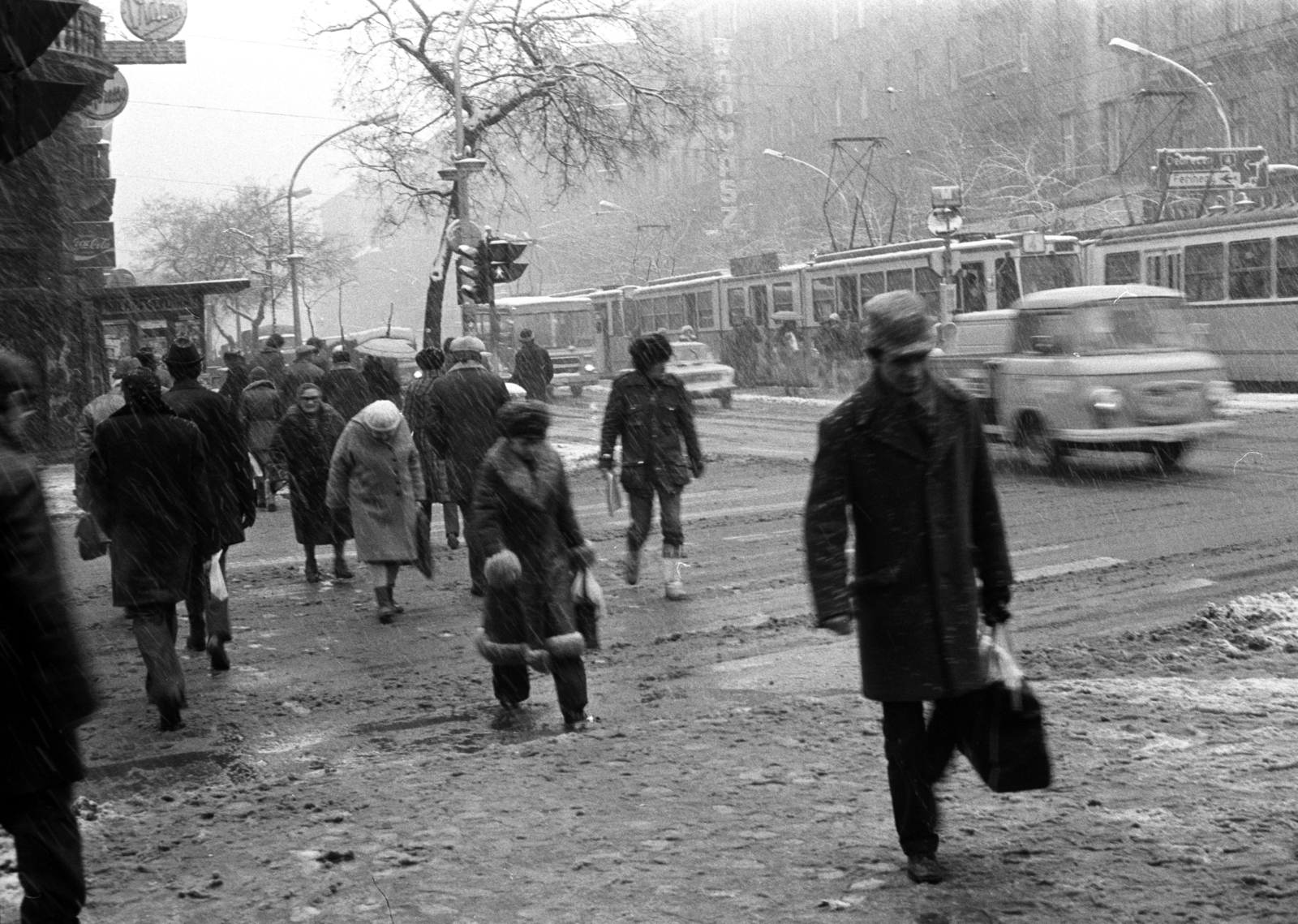 Hungary, Budapest VIII., József körút a Baross utca felől a Csepreghy utca felé nézve., 1982, Kriss Géza, Barkas-brand, Budapest, Fortepan #192712