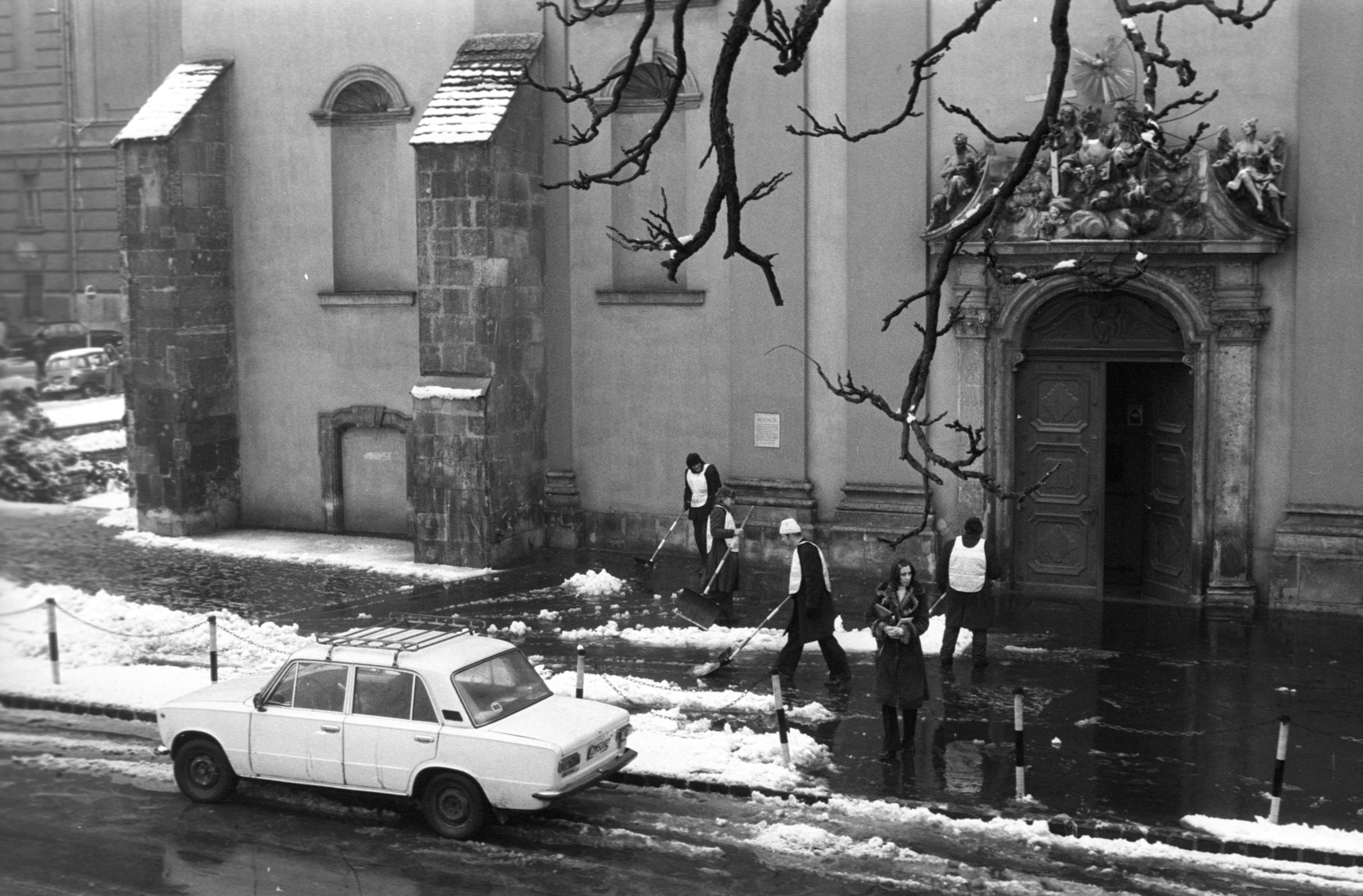 Magyarország, Budapest V., Március 15. tér, Belvárosi templom., 1982, Kriss Géza, Lada-márka, láda, Budapest, Fortepan #192715