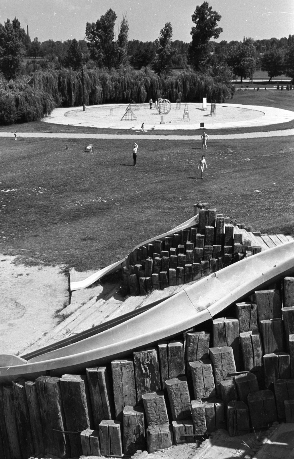 Hungary, Budapest III., Óbudai-sziget, Május 9. park, előtérben a csúszdadomb., 1983, Kriss Géza, Budapest, Fortepan #192730