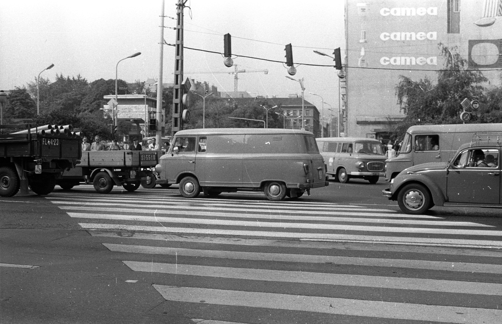 Hungary, Budapest V., Bajcsy-Zsilinszky út, balra az Erzsébet (Engels) tér, VOLÁNBUSZ pályaudvar. Szemben a József Attila utca., 1983, Kriss Géza, Budapest, Nysa-brand, Barkas-brand, Volkswagen Beetle, Fortepan #192738