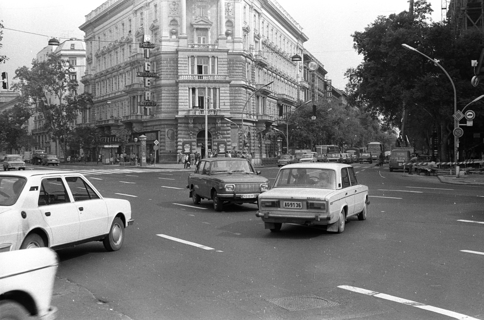 Hungary, Budapest VI., Bajcsy-Zsilinszky út - Andrássy út (Népköztársaság útja) sarok az Erzsébet (Engels) tér felől nézve., 1983, Kriss Géza, number plate, Budapest, Fortepan #192740