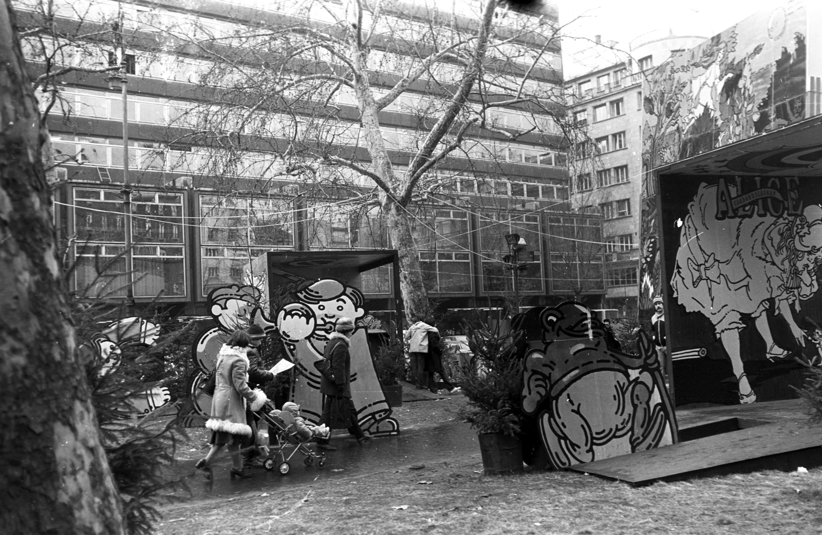 Hungary, Budapest V., Vörösmarty tér, mesefigurákat ábrázoló paravánok a Váci utcai Aranykapu karácsonyi ajándékvásár idején, háttérben az ORI (Országos Rendező Iroda) székháza., 1981, Kriss Géza, Budapest, Fortepan #192748