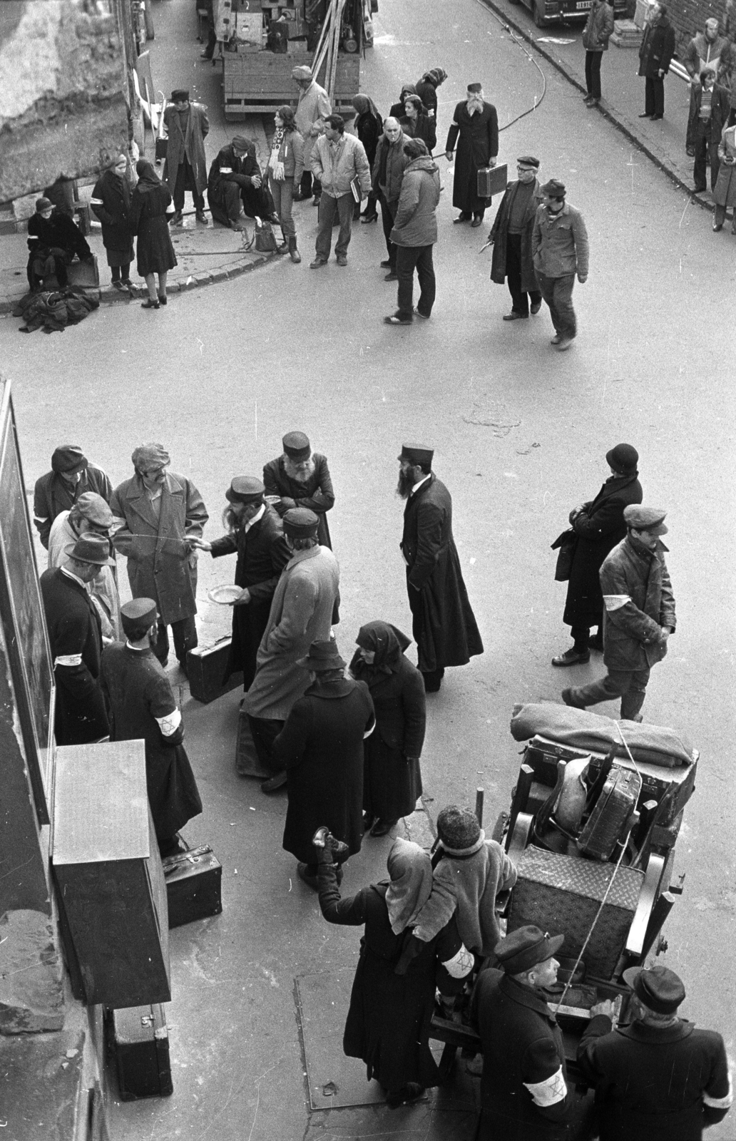 Hungary, Budapest VIII., Práter utca - Nagy Templom utca kereszteződése, Az enyéim című francia-kanadai-magyar koprodukciós film forgatási helyszíne. A felvétel a Práter utca 34. számú házból készült., 1982, Kriss Géza, Budapest, Fortepan #192763
