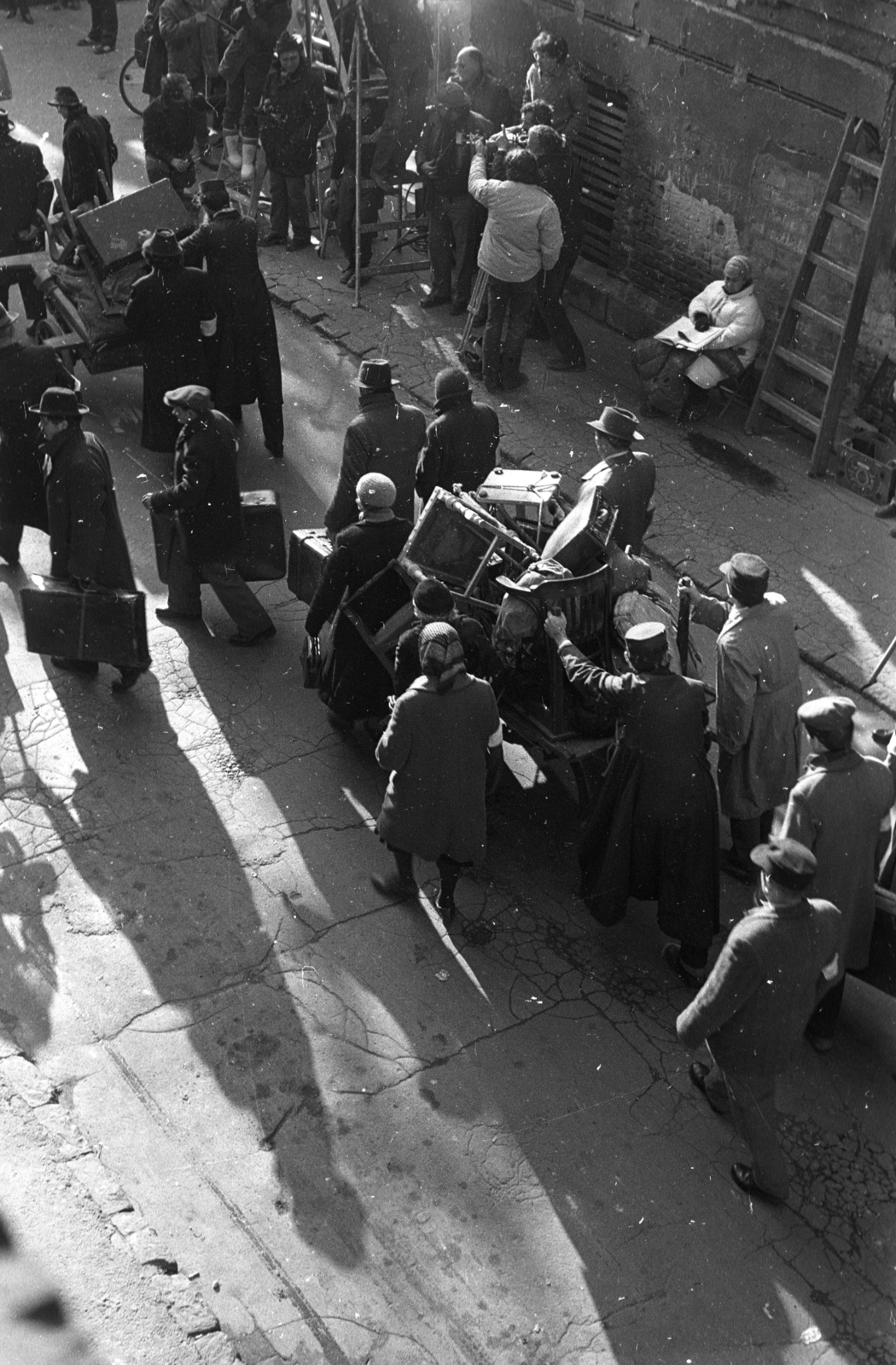 Hungary, Budapest VIII., Práter utca - Nagy Templom utca sarok, Az enyéim című francia-kanadai-magyar koprodukciós film forgatási helyszíne. A felvétel a Práter utca 34. számú házból készült., 1982, Kriss Géza, Budapest, Fortepan #192767
