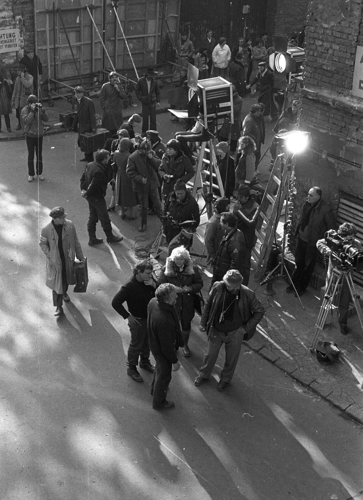 Hungary, Budapest VIII., Práter utca - Nagy Templom utca sarok, Az enyéim című francia-kanadai-magyar koprodukciós film forgatási helyszíne. A felvétel a Práter utca 34. számú házból készült., 1982, Kriss Géza, Budapest, Fortepan #192768